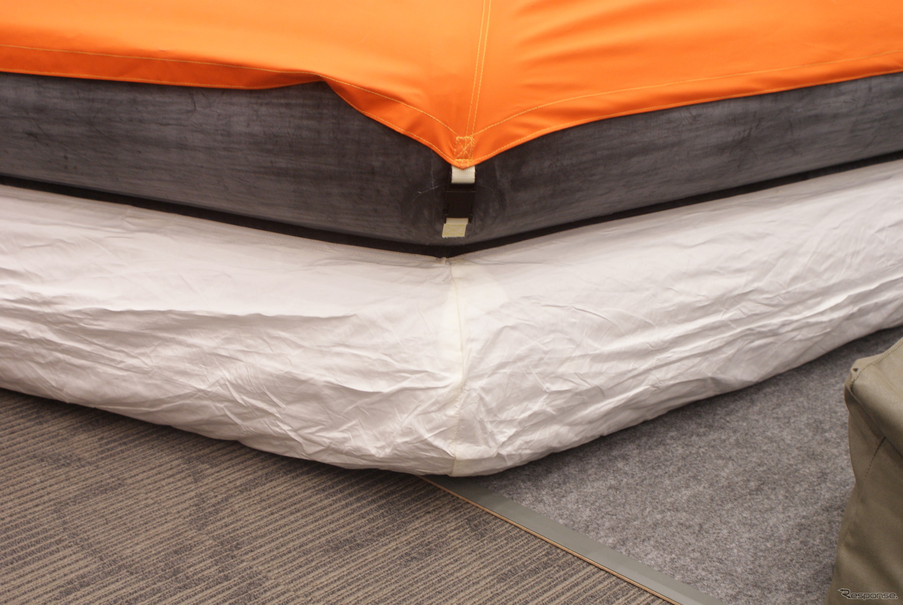 下半部が防弾チョッキの保護カバーで覆われている