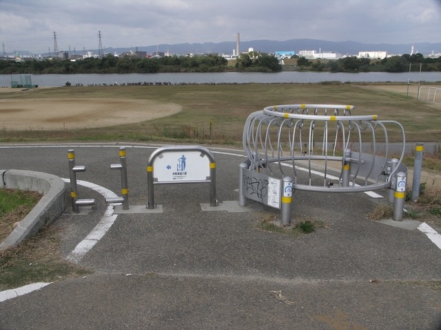 「北河内自転車道」に設置された、自転車から降りてもぶつかってしまう車止め（1）