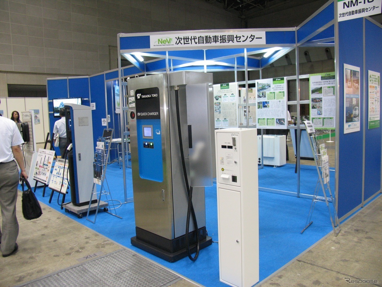 東光高岳のEV急速充電器　スリムな20kW型でコイン式課金装置を組み合わせている