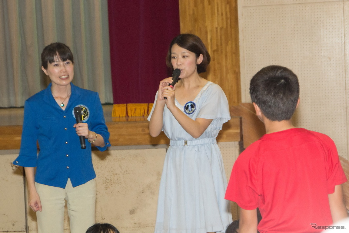 子どもたちから次々と質問の手が上がる中、ていねいに応える山崎直子宇宙飛行士