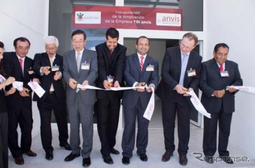 開所式でテープカットに臨む関係者