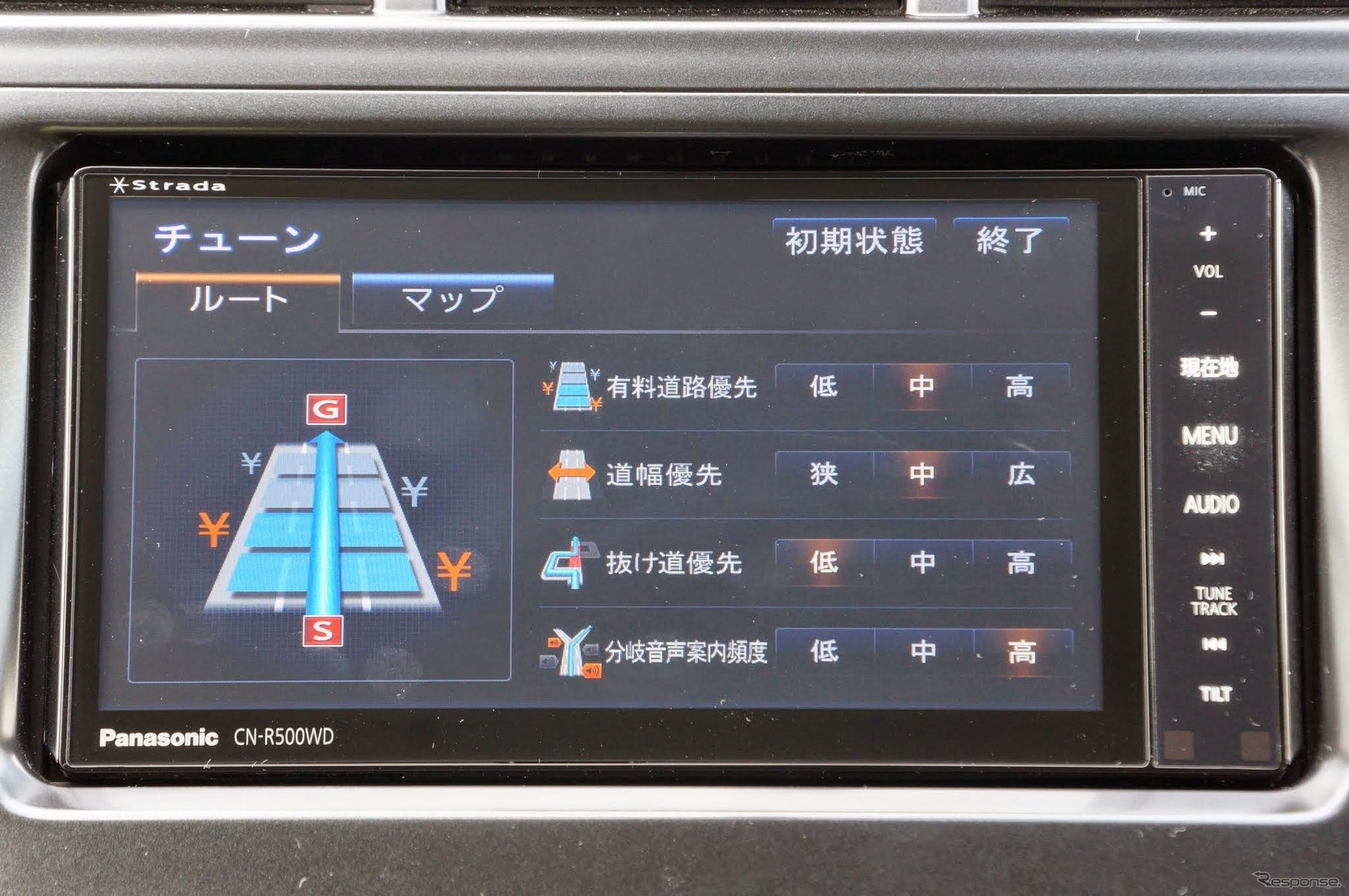 ストラーダチューン。ルートチューンについては、「有料道路優先」「道幅優先」「抜け道優先」そして「分岐音声案内頻度」の項目から3段階で選ぶことができる。