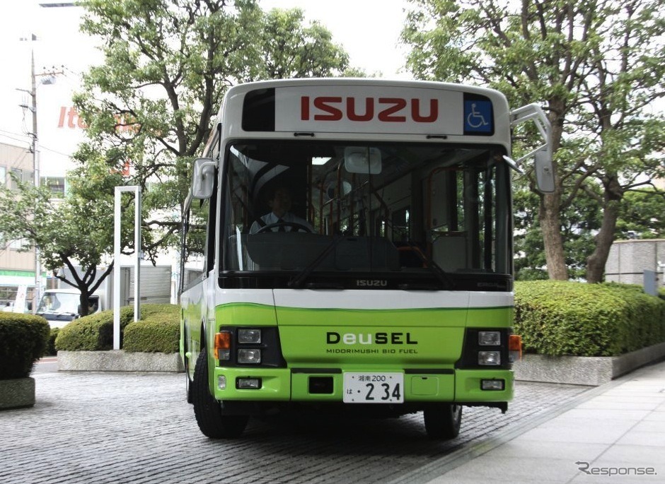 ミドリムシ由来の従来型バイオ燃料で動くバス