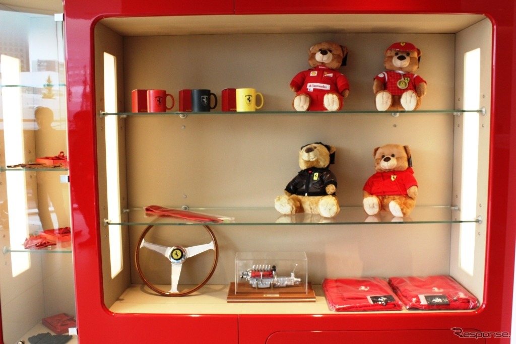 フェラーリの正規ディーラー、ROSSO SCUDERIAオープン