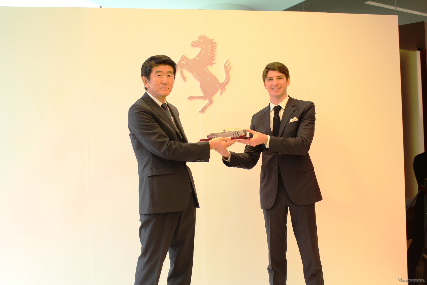 ロッソ・スクーデリア代表取締役社長の等々力好泰氏（左）と、フェラーリ・ジャパン代表取締役社長のリノ・デパオリ氏（右）