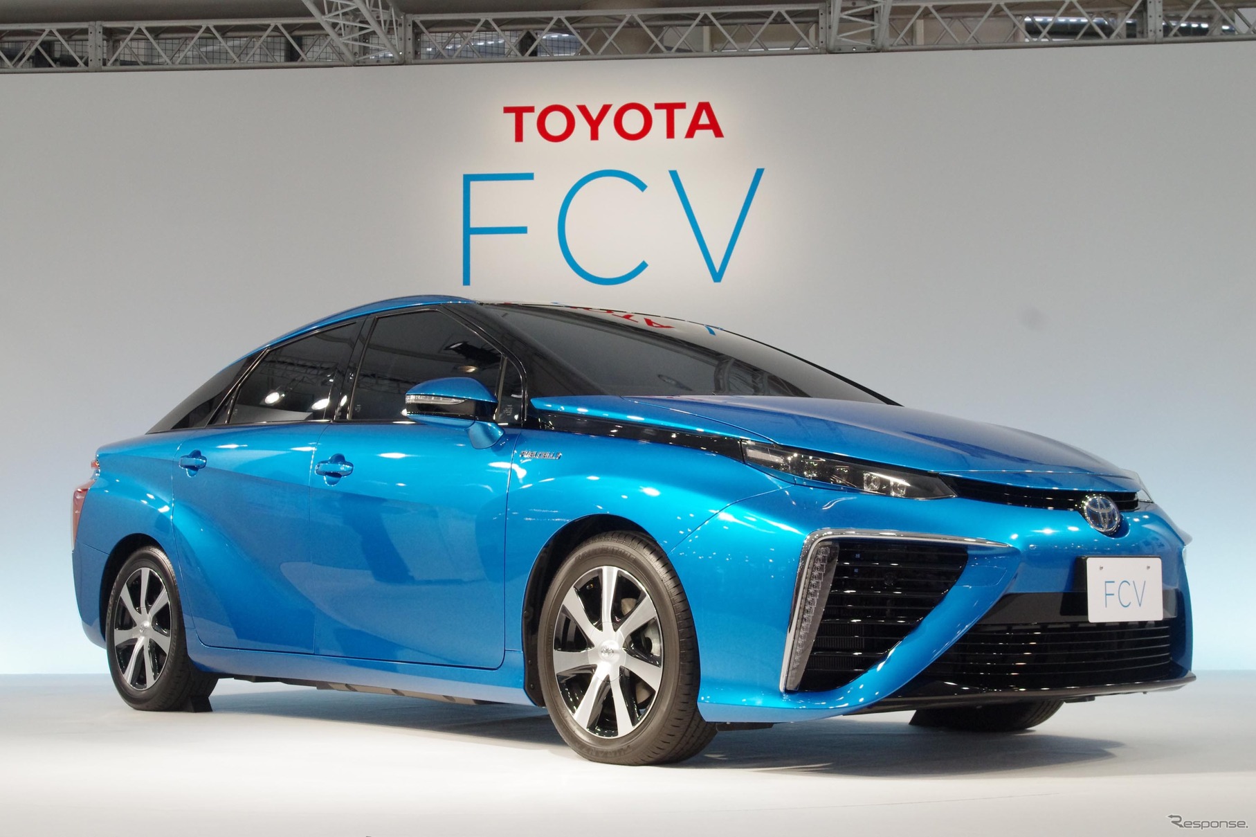 トヨタ セダンタイプの新型燃料電池自動車（FCV）