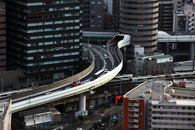 大阪駅付近を走るリムジンバス