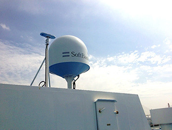 フェリーに設置された衛星回線アンテナ