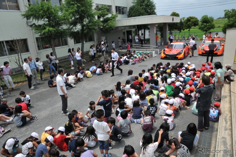 オートバックス・レーシング・チーム・アグリ（ARTA）は6月26日、三重県の鈴鹿市立庄野小学校で「モータスポーツ課外授業 SUPER GT学校訪問」を行った。