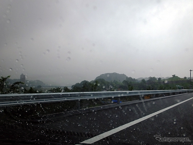 車窓左手には相模川の水面が見える