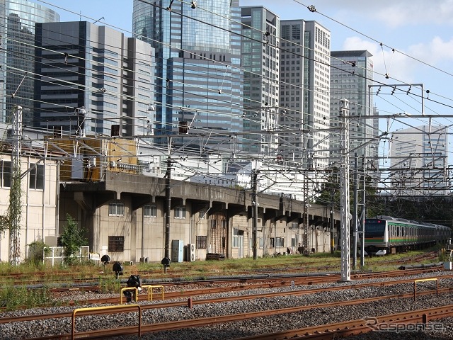 2013年9月の京浜急行線の高架橋。この頃は桁下の空間を仕切る壁が残っていたが、今年6月に撤去された。