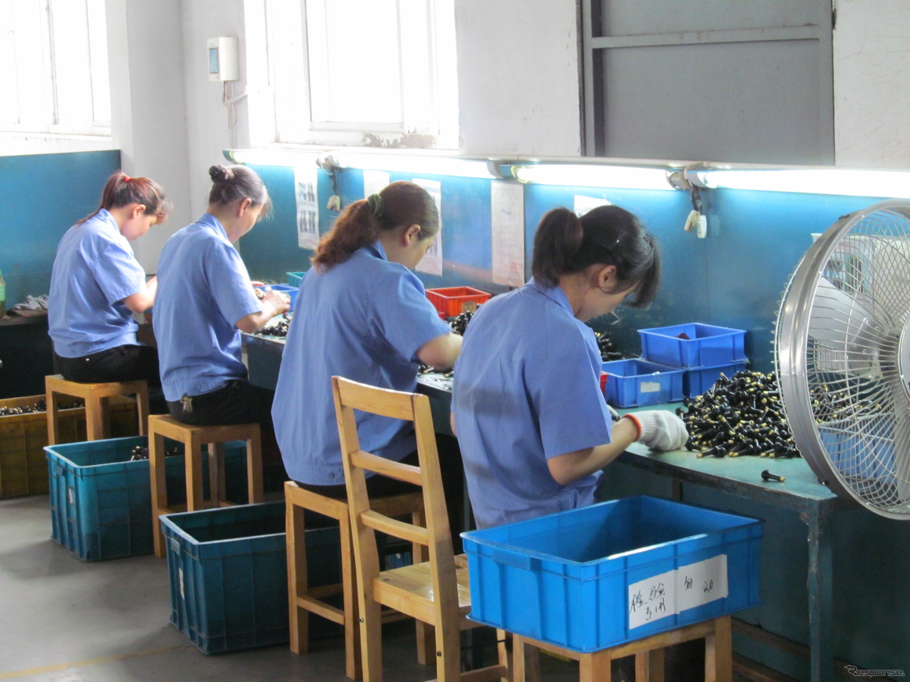 中国の工場で行われている、キズや変形の目視検査