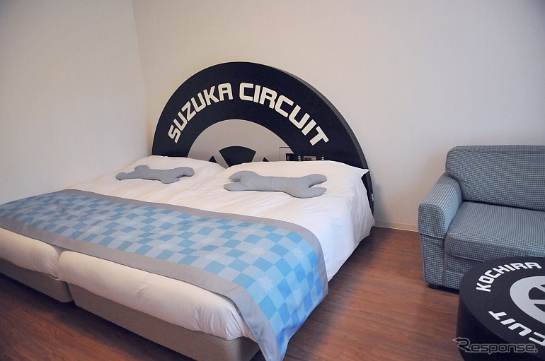 こちらはイースト館のファミリールーム。タイヤ型ヘッドボードやスパナ型の枕などディテールが楽しい。クルマ好きの子供なら興奮して眠れないかも？