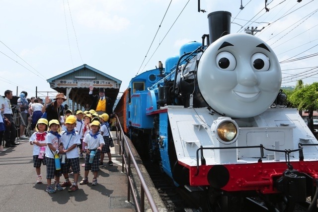 【夏休み】本物の蒸気機関車の「きかんしゃトーマス」、大井川鐵道を走行