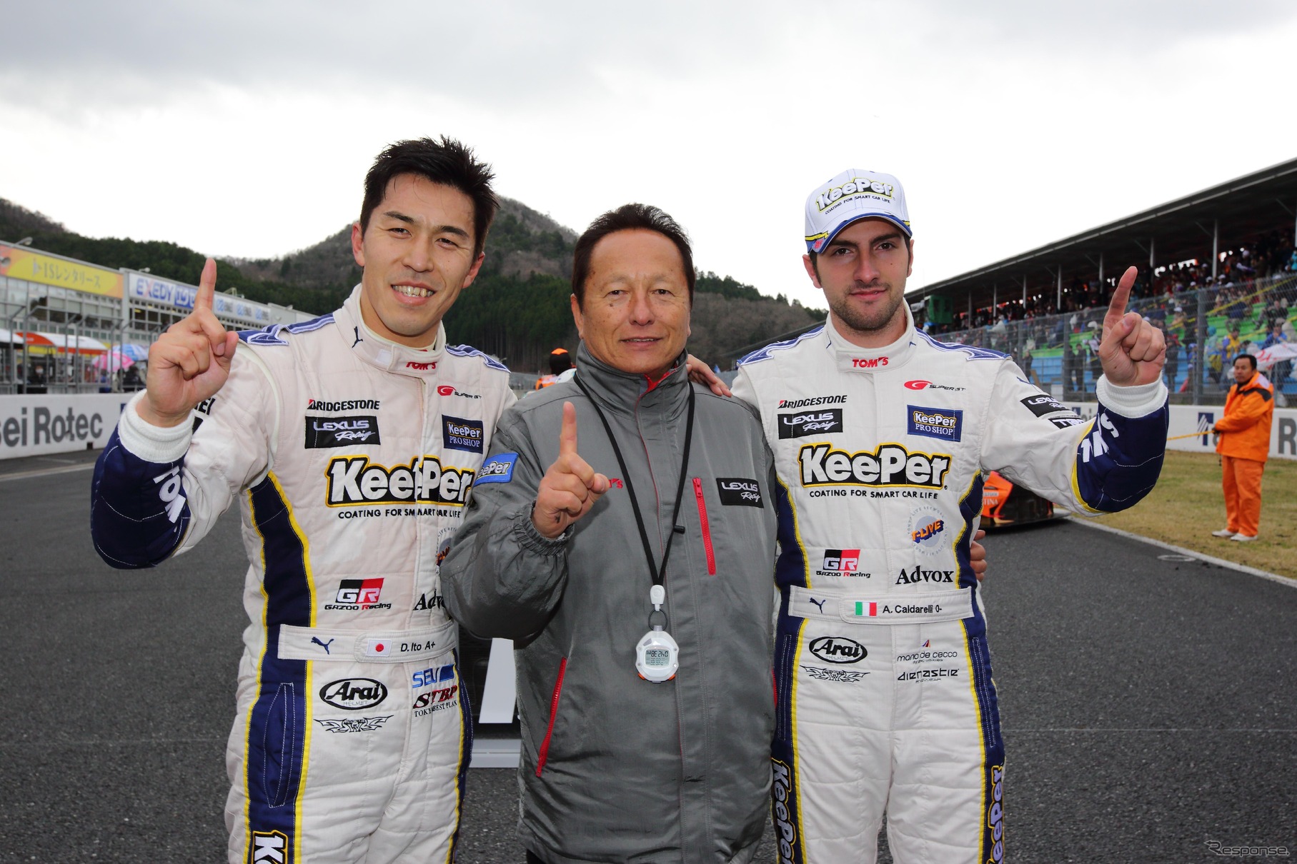 カルダレッリ（右）は伊藤大輔（左）と組んでSUPER GT/GT500クラスにレクサス陣営から参戦中、今季開幕戦では優勝した。中央はトムスの関谷正徳監督。写真：TOYOTA