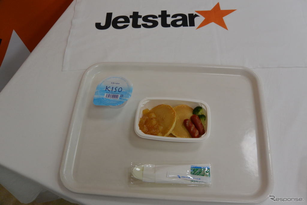 ふんわりパンケーキのりんごソース添えとソーセージ