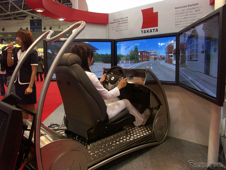 【東京モーターショー05】3面ワイドスクリーンで最新型シートベルトを体感