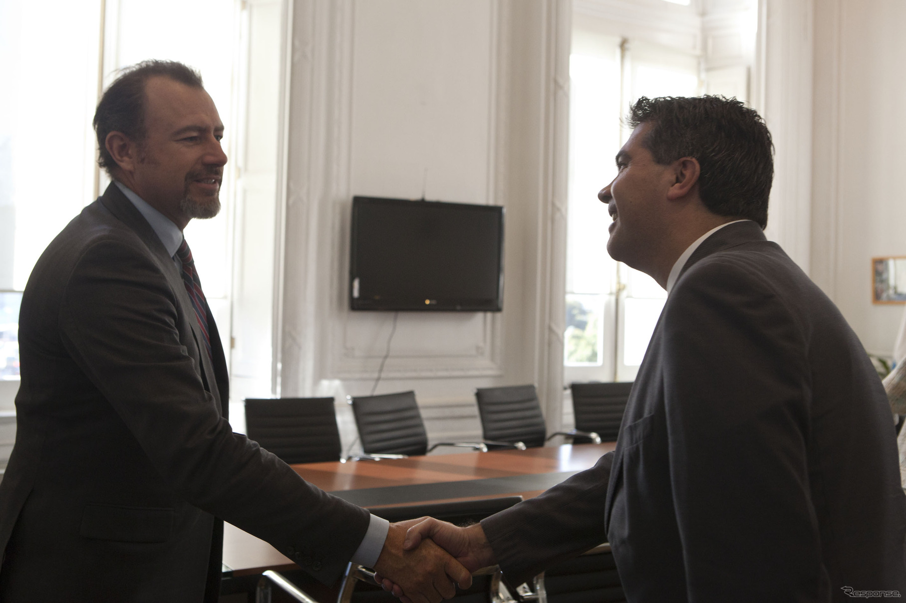 アルゼンチン大統領と面会するGMのダン・アンマン社長（左）