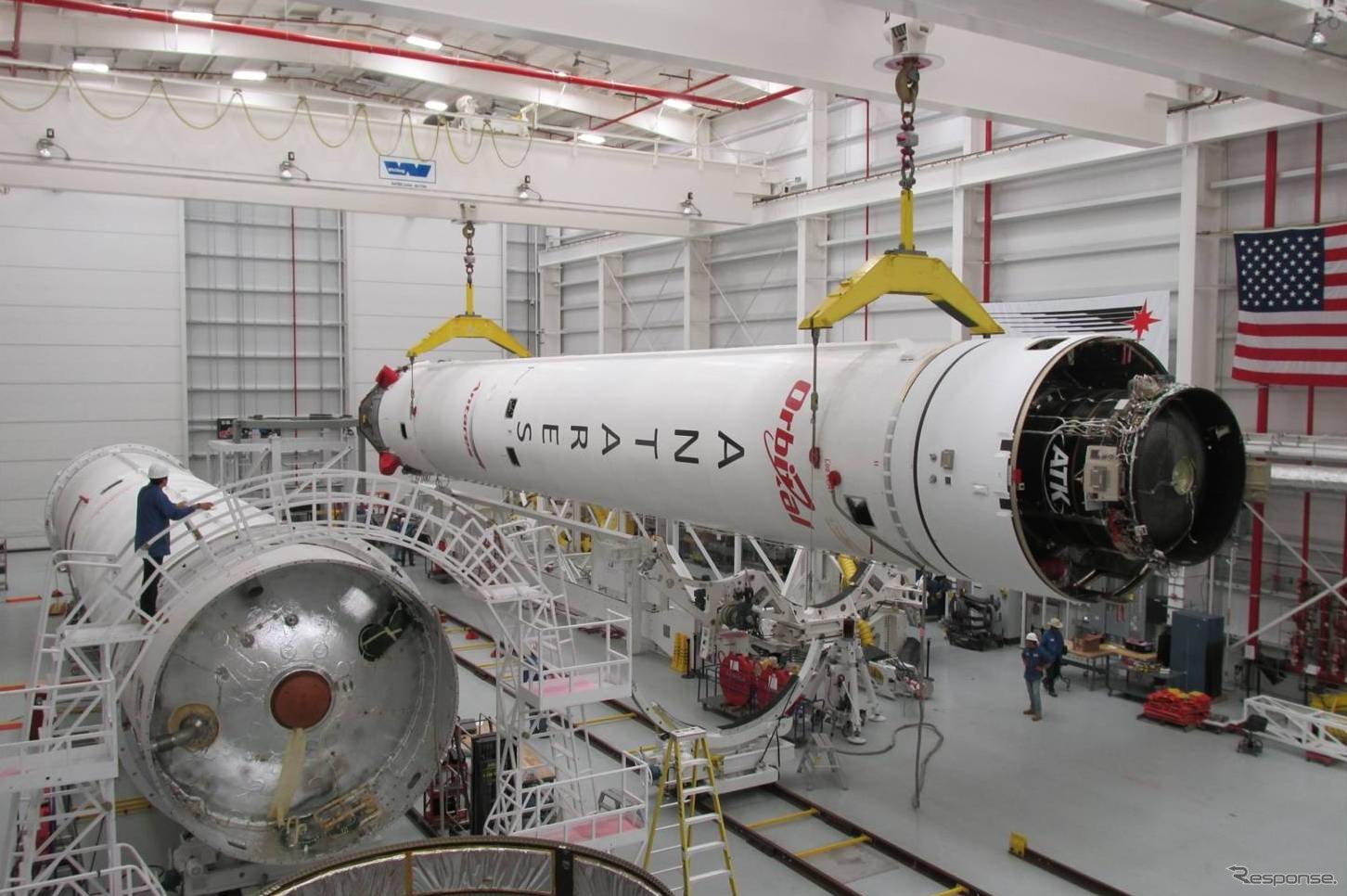 シグナス補給船Orb-2を搭載するアンタレスロケット第1段（Credit：Orbital Sciences Corporation）