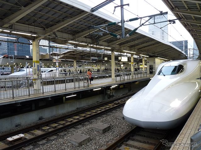 世界初の本格的な高速鉄道の東海道新幹線は1964年10月1日に開業した。写真は東京駅で発車を待つ東海道新幹線『のぞみ』。