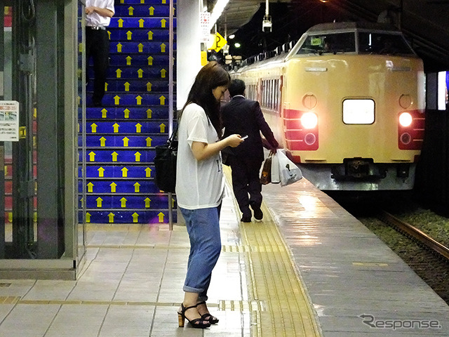 三鷹駅に進入する「快速山梨富士4号」