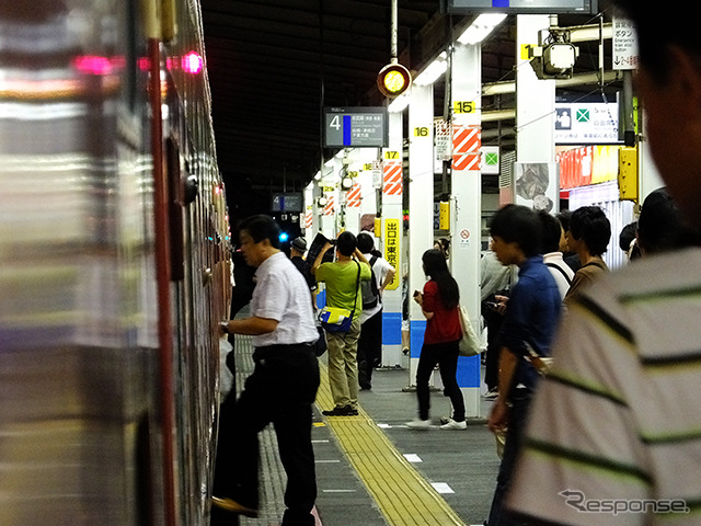 錦糸町駅から指定席に乗り込む男性