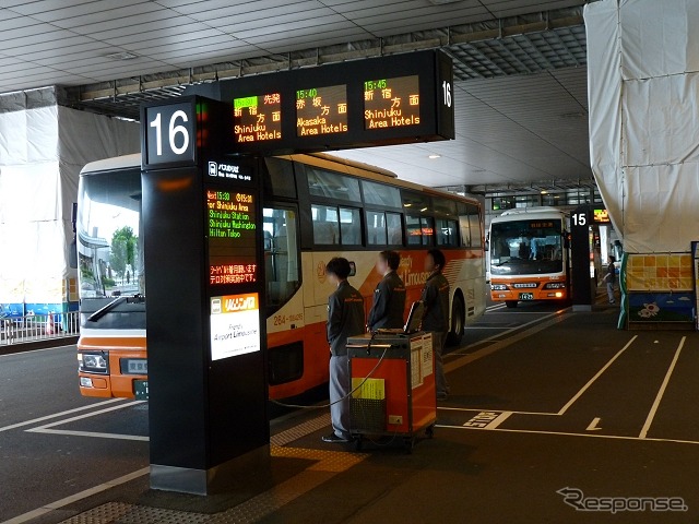 高速バスと「Tokyo Subway Ticket」をセットにしたセット券も発売される。写真は成田空港のリムジンバス乗り場。