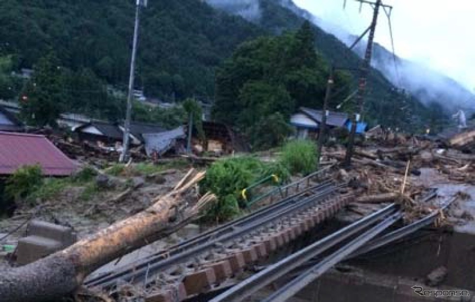 台風8号の影響による運転見合わせ区間は3社4線4区間となった。写真は橋桁が流出した中央本線南木曽～十二兼間。