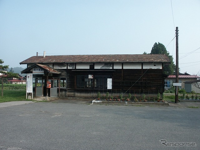 山形鉄道フラワー長井線の西大塚駅。同駅を含む赤湯～長井間の運転見合わせが続いている。