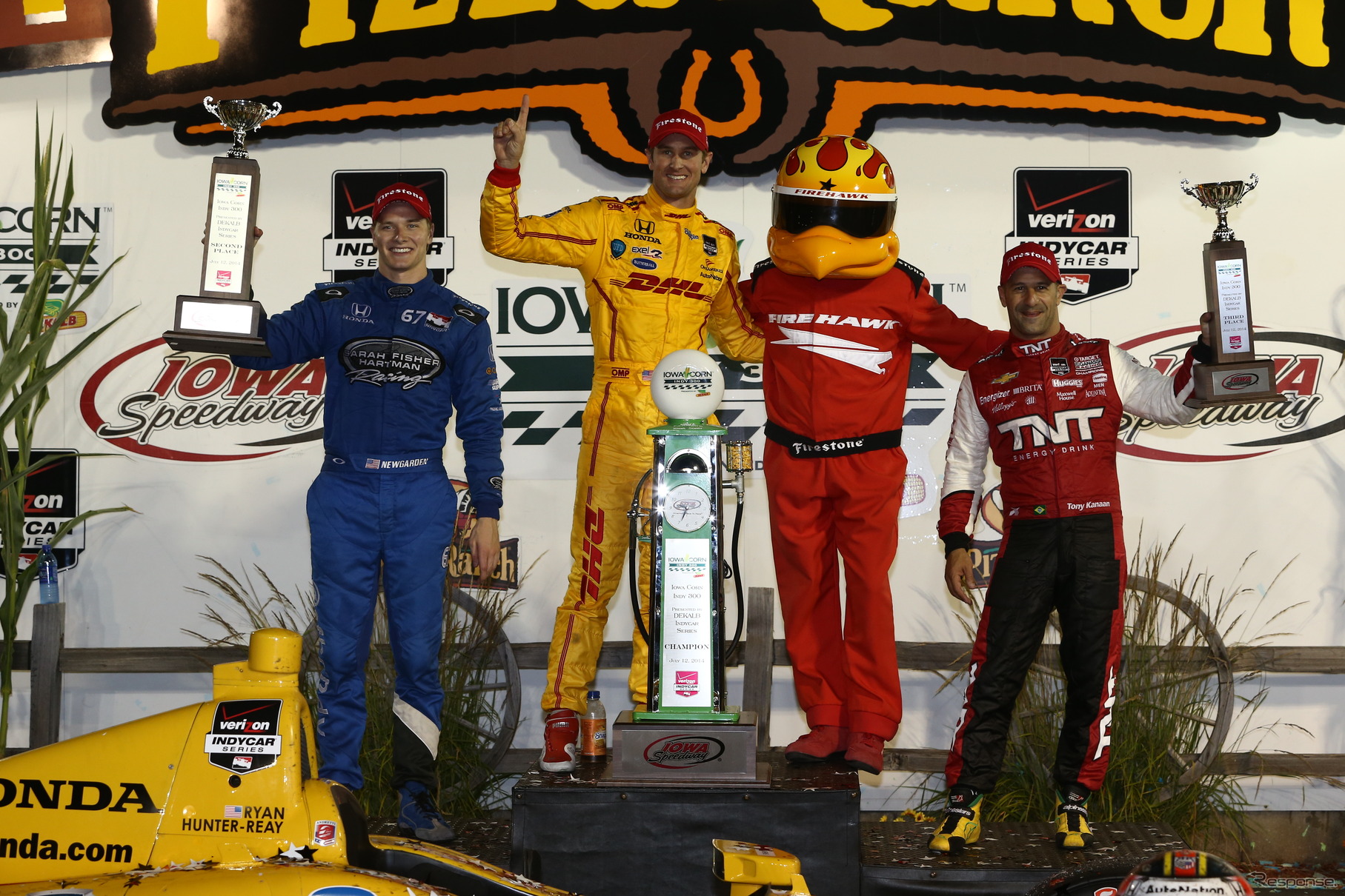 左から2位ニューガーデン、優勝ハンターレイ、右端が3位カナーン。写真：INDYCAR