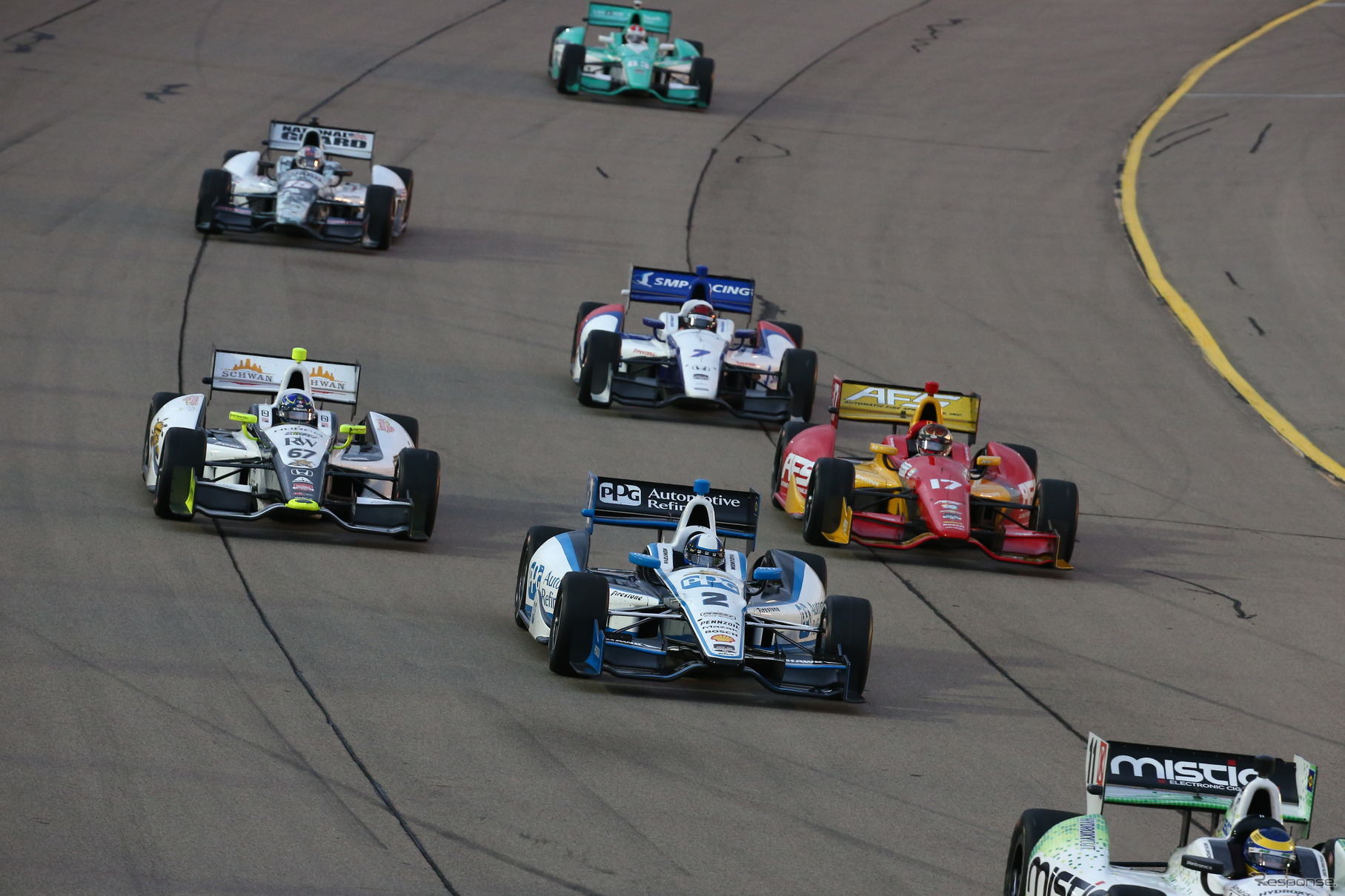 向かって中央左側を走る#67がニューガーデンのマシン（2位）。写真：INDYCAR