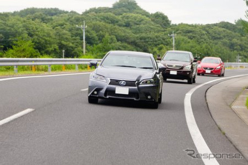 試験風景（先頭の車両が試験車）