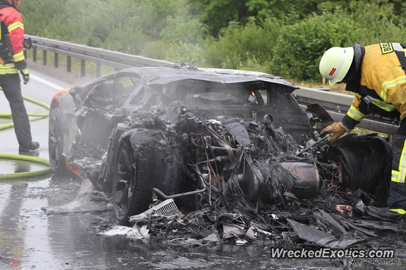 ランボルギーニ アヴェンタドールの独アウトバーンでの車両火災（『wreck edexotics』）