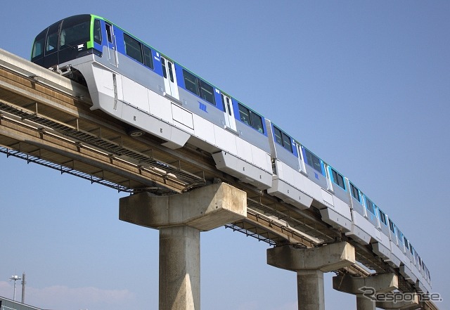 羽田空港国際線ビル駅付近を走る、東京モノレール17年ぶりの新型車10000形。7月18日から運転を開始する。