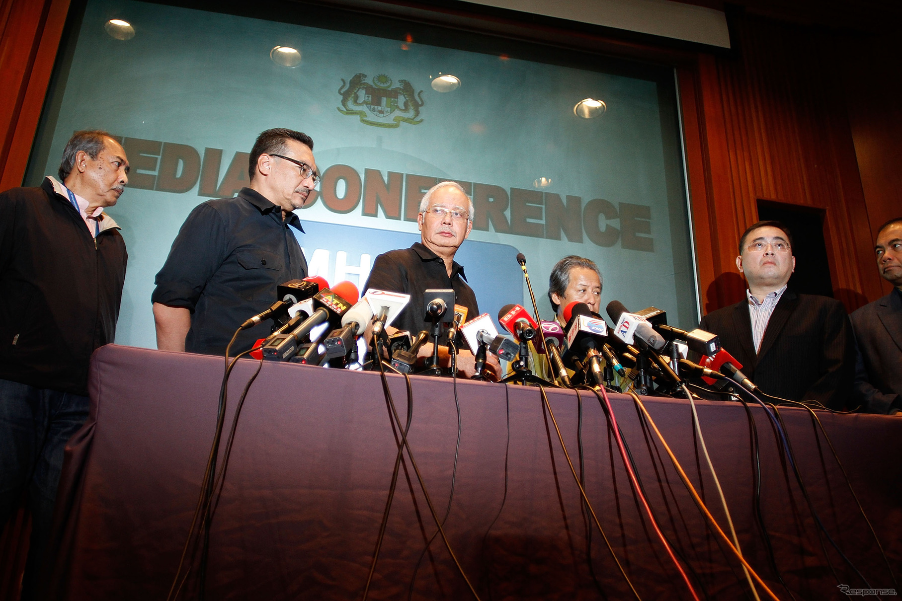 18日事故後の会見に臨むマレーシアのナジブ・ラザク首相（中央）
