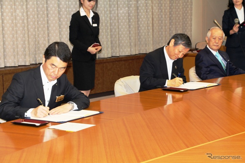 左から、宮城県：村井 嘉浩知事、ＪＡＦ：久米 正一専務理事、宮城県自動車会議所：天野 平八郎会長
