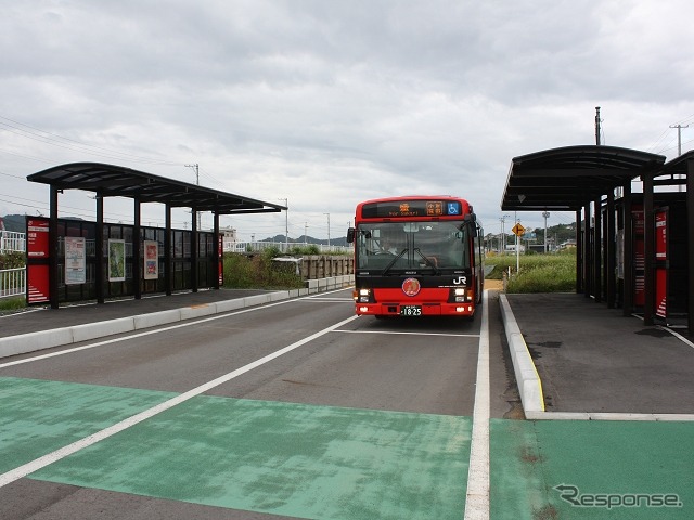 バス専用道上にある現在の大船渡線BRT大船渡駅。かさ上げを伴う土地区画整理事業が実施されるため、8月5日から同駅前後の走行路を一般道に変更し、大船渡駅も現在地より東へ70～80mの一般道上に移設される。