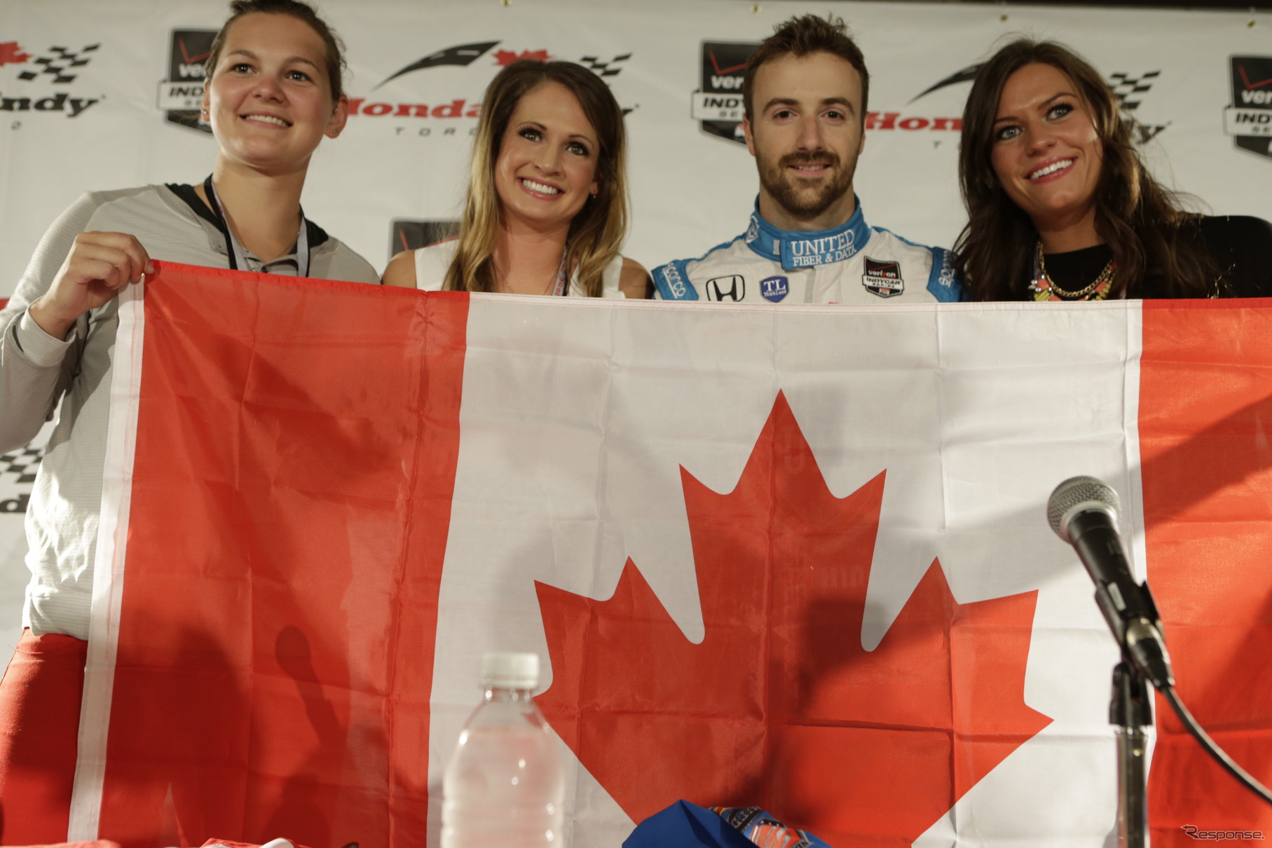 今週はカナダでの開催。ヒンチクリフ（右から2人目）にとっては母国戦だ。写真：INDYCAR