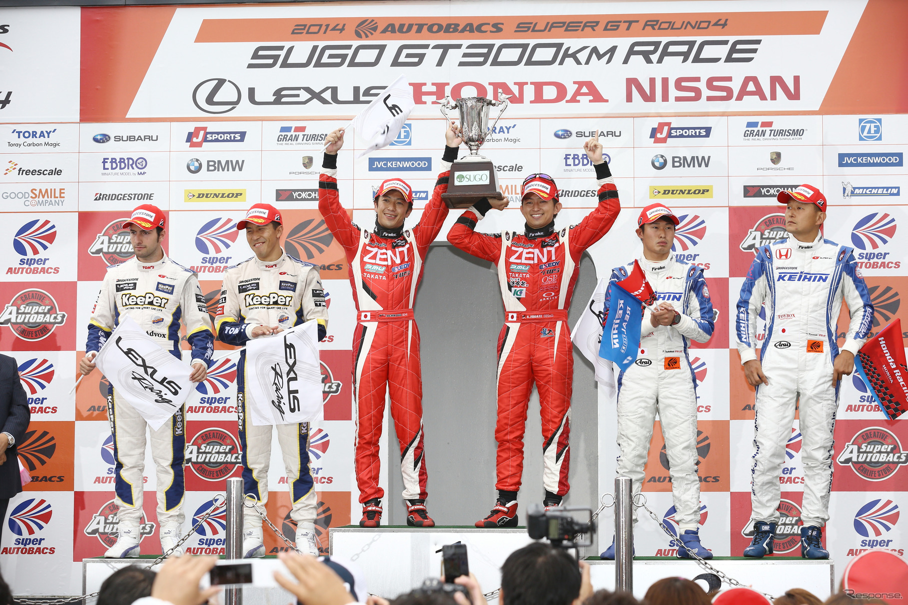 GT500クラスの表彰式。左から2位のカルダレッリ、伊藤、優勝の立川、平手、3位の塚越、金石。