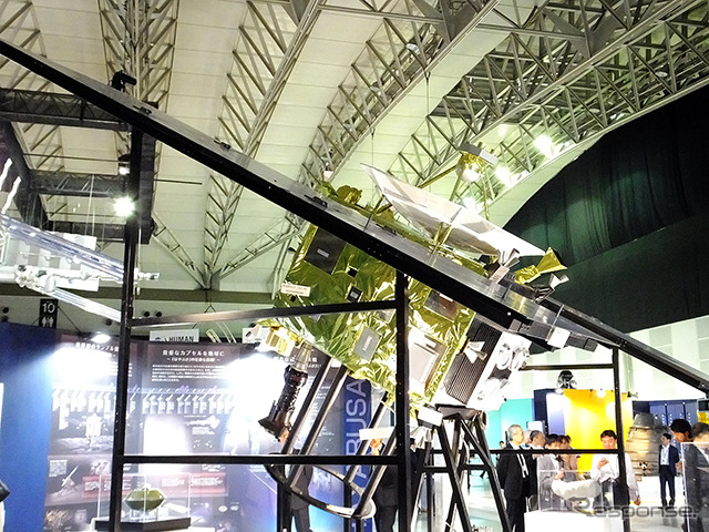 小惑星探査機「はやぶさ」の実物大モデル