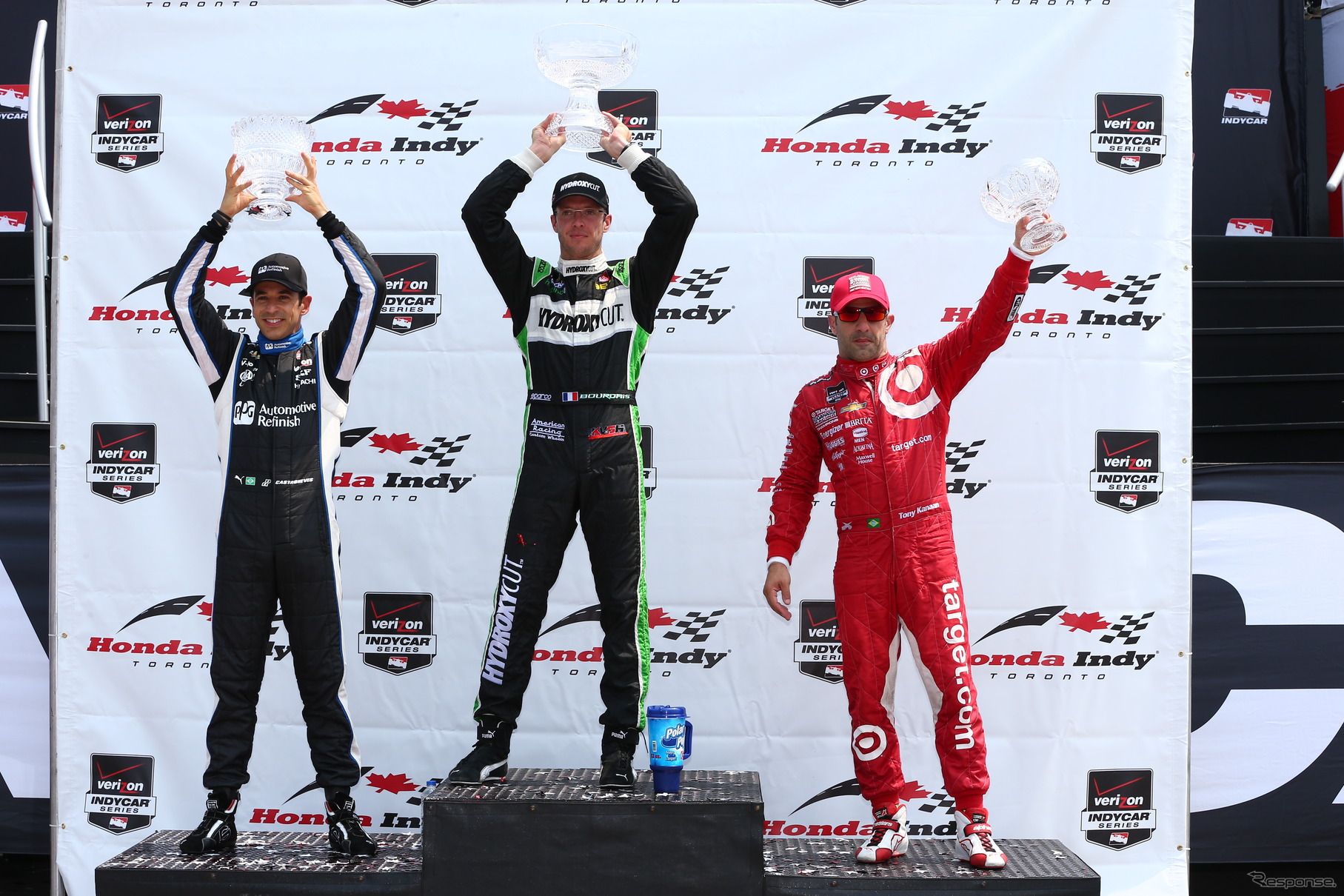 第13戦の表彰式。左から2位カストロネベス、優勝ブルデー、3位カナーン。写真：INDYCAR