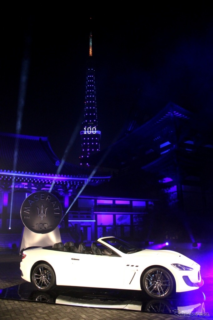 マセラティ100周年。東京タワーをマセラティカラーのブルーに染めた。写真はグランカブリオMCセンテニアル・スペシャル・エディション