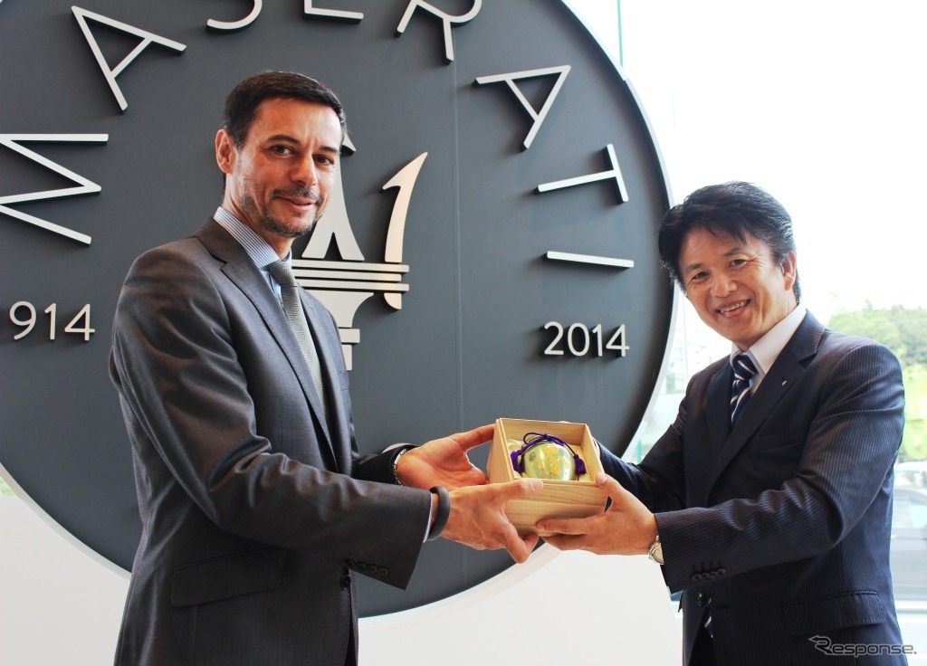 マセラティ浜松の杉浦店長から茶葉を受け取るマセラティ・ジャパン代表取締役のファブリッツィオカッツォーリ氏