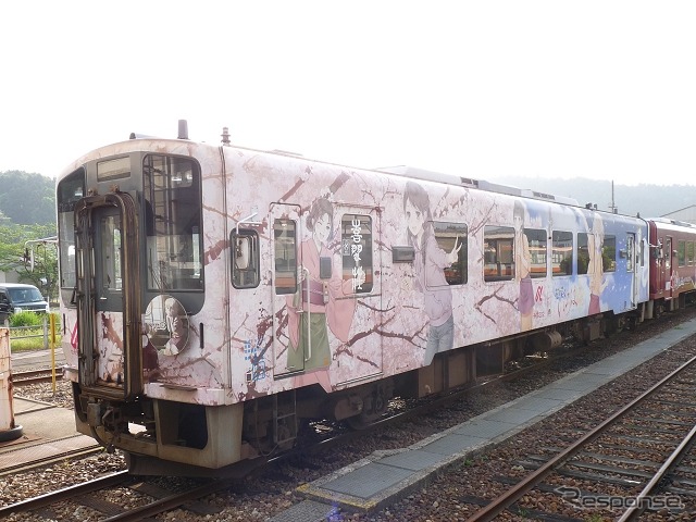 2013年から運転を開始した「花咲くいろは」2代目ラッピング車。8月から運転を開始する3代目ラッピング車は「花咲くいろは」を含むアニメ3作品によるコラボラッピング車となる。