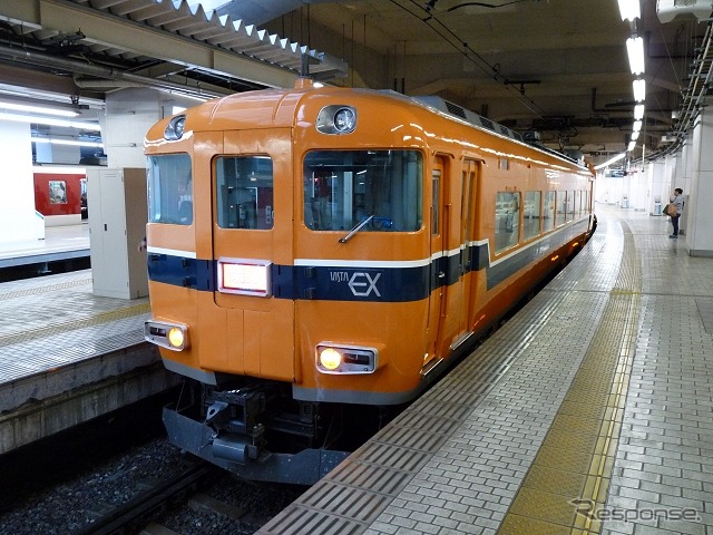 近鉄は9月平日の10～17時に発車する特急にオフタイム割引を適用し、特急券が最大200円引きとなる。写真は京都駅で発車を待つ近鉄特急。