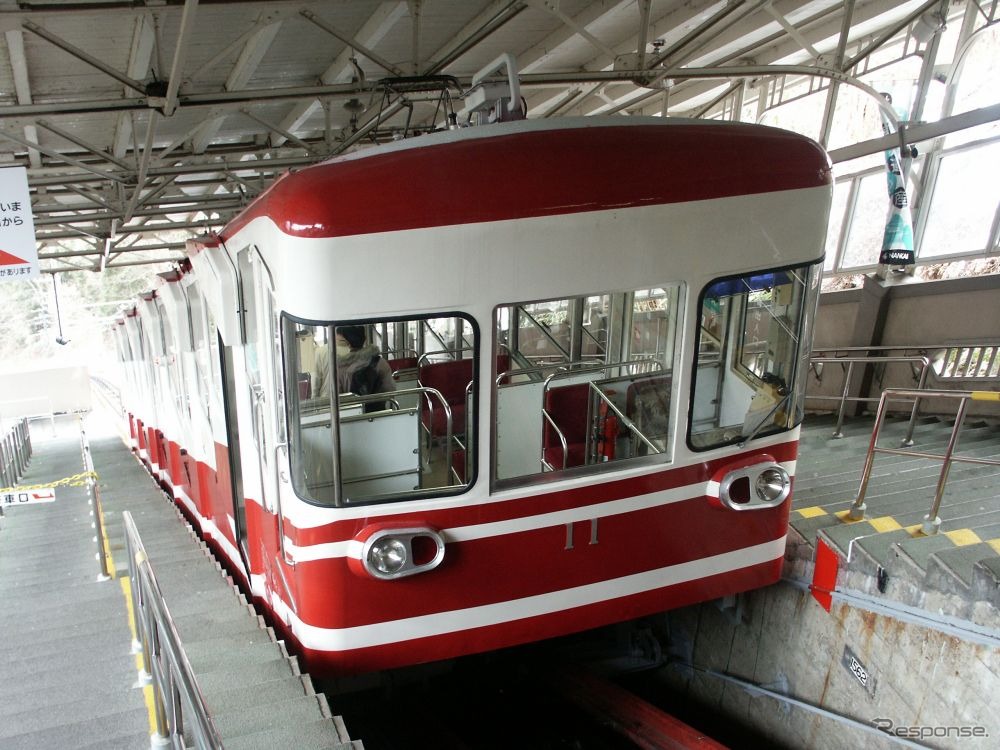高野山駅で発車を待つケーブルカー。高野山ケーブルは1930年に開業した。
