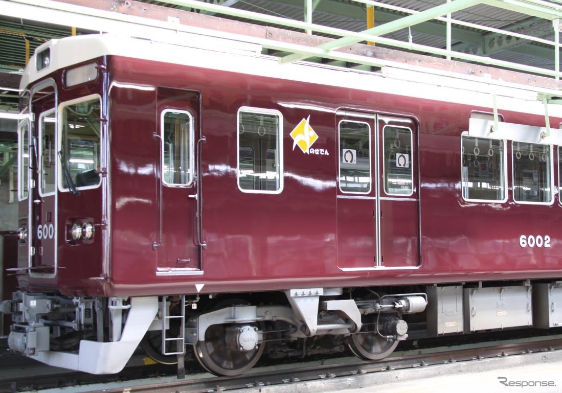 阪急6000系6002号編成は8月1日から能勢電鉄所属車に。能勢電鉄が発表した6002号編成の写真では、車体側面に能勢電鉄のロゴマークが貼られている。