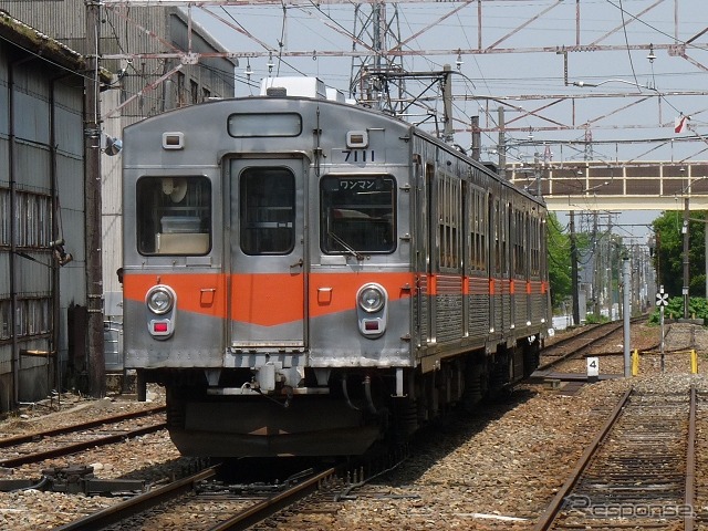 北陸鉄道石川線は金沢市内の野町駅と白山市内の鶴来駅を結んでいる。写真は鶴来駅を発車した石川線の電車。