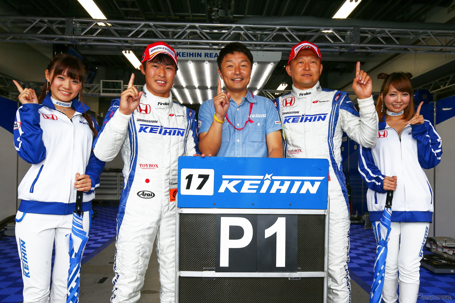 GT500ポールの#17 NSX陣営。塚越広大（左から2人目）、金石勝智監督（中央）、金石年弘（右から2人目）。