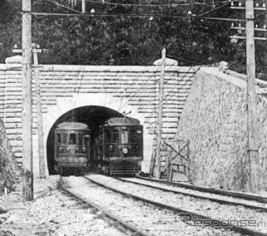 開業当時の旧・生駒トンネル。トンネル断面が狭く、後に大型車両の走行に対応した新生駒トンネルの建設により使用を中止した。